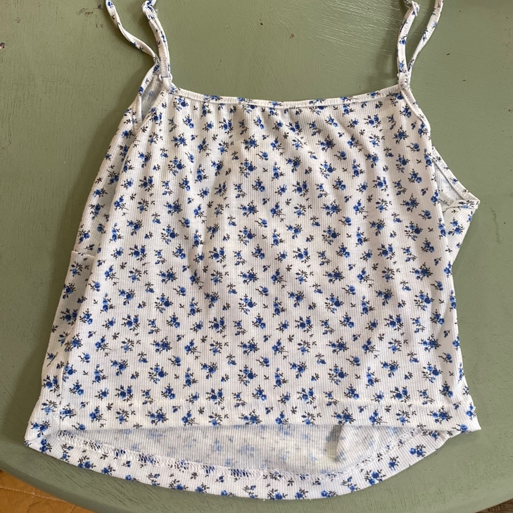 Cute blue floral tank! - Picture 2 of 3